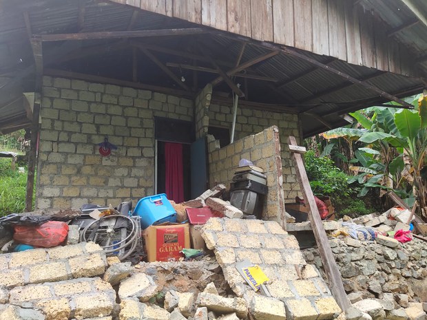 Gempa magnitudo 5,4 di Jayapura, 4 tewas, 700 orang mengungsi Gempa magnitudo 5,4 di Jayapura, 4 tewas, 700 orang mengungsi