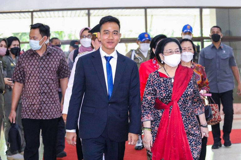 Gibran Rakabuming berjalan bersama Ketua Umum PDI-P Megawati Soekarnoputri di acara pelantikan Wali Kota Semarang Hevearita Gunaryanti Rahayu, di Semarang pada 30 Januari 2023. [Kusumasari Ayuningtyas/BenarNews]