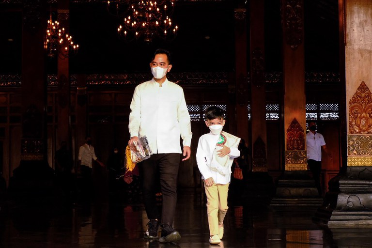 Gibran Rakabuming difoto bersama putra pertamanya, Jan Ethes, usai salat Ied di Pendapi Gedhe Balaikota Surakarta, Senin, 2 Mei 2022. [Kusumasari Ayuningtyas/BenarNews]