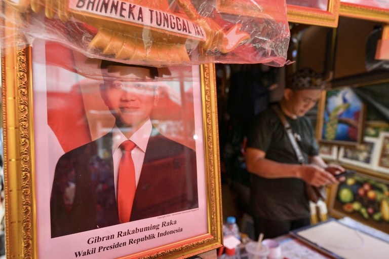 Foto wakil presiden terpilih Gibran Rakabuming Raka dijual di sebuah toko di Jakarta pada 23 April 2024. [Bay Ismoyo/AFP]