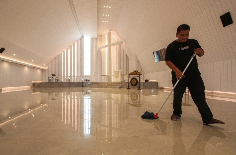 Seorang pekerja membersihkan ruangan Gereja Kristen Indonesia (GKI) Bogor Barat atau GKI Yasmin yang berlokasi di Jalan KH Abdullah bin Nuh, Bogor, Jawa Barat, pada  12 April 2023. [Eko Siswono Toyudho/BenarNews]