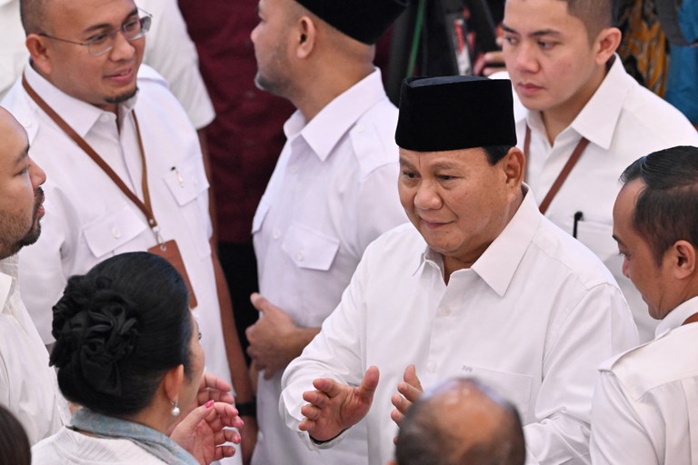 Presiden terpilih Prabowo Subianto (tengah kanan) berbincang dengan mantan istrinya, putri dari mendiang Presiden Soeharto, Siti Hediati Hariyadi (usai rapat paripurna KPU yang mengumumkan hasil pemilu presiden 2024, di Jakarta, 24 April 2024. [Adek Berry/AFP]