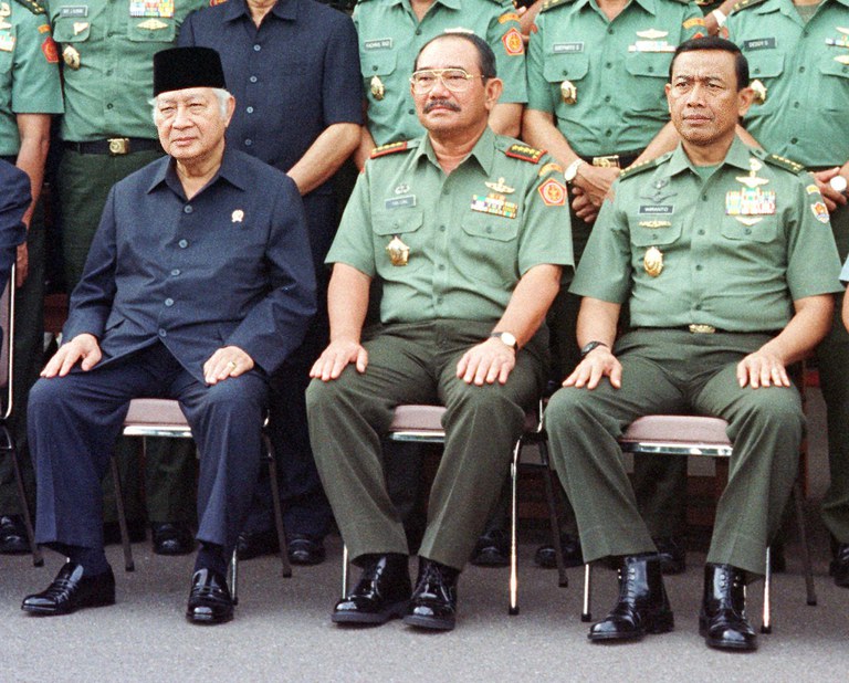 Presiden Indonesia saat itu, Soeharto (kiri) bersama panglima militer Jenderal Feisal Tanjung (tengah) dan Jenderal Wiranto di kantor Bina Graha di Jakarta, 12 Februari 1998. [Agus Lolong/AFP]