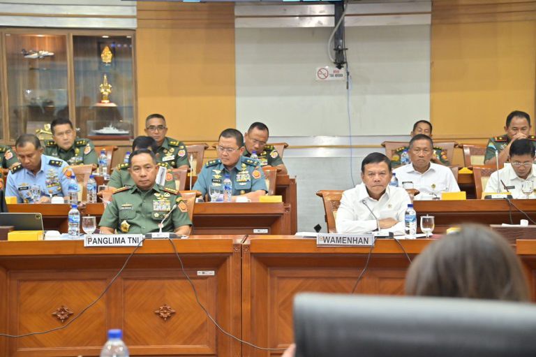 Wakil Menteri Pertahanan (Wamenhan) Muhammad Herindra (depan kanan) saat menghadiri rapat kerja dengan Komisi I DPR terkait hibah korvet tempur patroli Bucheon 773 dari Korea Selatan, di Gedung Nusantara II Paripurna, Kompleks DPR,  di Jakarta, 6 Juni 2024. [Sumber: Biro Humas Setjen Kementerian Pertahanan]