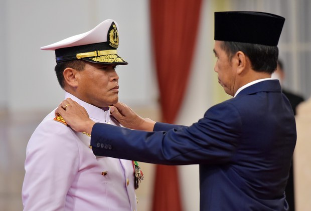 Jokowi minta KSAL baru tingkatkan keamanan perbatasan laut Indonesia Jokowi minta KSAL baru tingkatkan keamanan perbatasan laut Indonesia