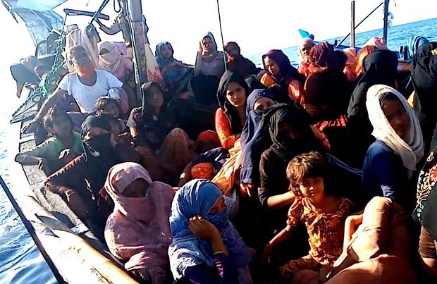 Kapal Perang Tarik Perahu Pengungsi Rohingya ke Pelabuhan Lhokseumawe Kapal Perang Tarik Perahu Pengungsi Rohingya ke Pelabuhan Lhokseumawe