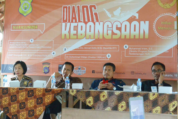 Dari kiri: Perwakilan Polda DIY, AKBP Sinungwati; Direktur Center for the Study of Islam and Social Transformation, UIN Sunan Kalijaga DIY, Muhammad Wildan; Ali Fauzi Manzi dari Yayasan Lingkar Perdamaian, dan In’am Amin, sebagai pembicara dialog kebangsaan di Yogyakarta, Desember 2017. (Kusumasari Ayuningtyas/BeritaBenar)