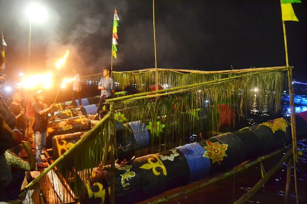 170628-indo-ramadan-cannon-eid-620.jpg 170628-indo-ramadan-cannon-eid-620.jpg