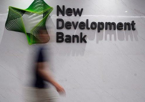 Logo New Development Bank (NDB) di kantor pusatnya di Shanghai, China, 10 Juli 2023.