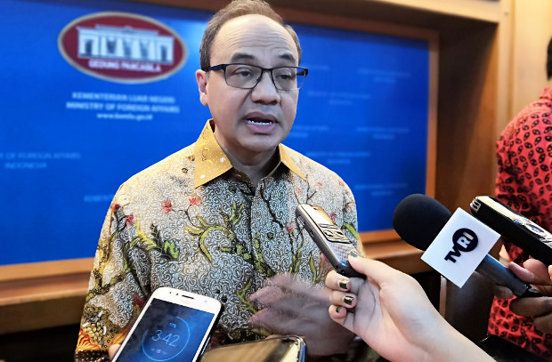 Juru bicara Kementerian Luar Negeri, Teuku Faizasyah, memberikan keterangan kepada wartawan di Jakarta, 18 Juli 2019. (Tria Asmara/BeritaBenar)