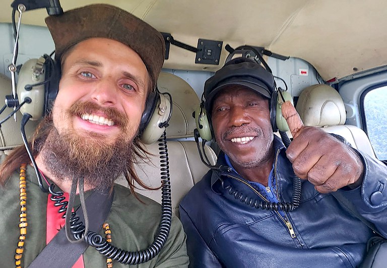 Pilot Susi Air asal Selandia Baru Phillip Mehrtens (kiri) tampak bersama Edison Gwijangge, mantan penjabat Bupati Kabupaten Nduga, setelah dibebaskan dari penyanderaannya selama 19 bulan oleh kelompok separatis Papua pada 21 September 2024. [Handout Kementerian Luar Negeri dan Perdagangan Selandia Baru/AFP]