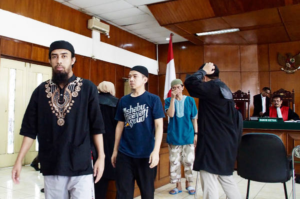 Terdakwa Waris Suyitno (berbaju hitam), Asep Sopyan (tengah), dan Jajang Iqin Sodiqin (menutup hidung) dalam persidangan di Pengadilan Negeri Jakarta Utara, 5 Februari 2018. (Arie Firdaus/BeritaBenar)
