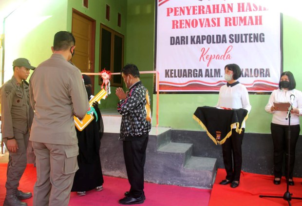 Janda dari Pemimpin Kelompok Militan Terafiliasi ISIS Terima Bantuan Renovasi Rumah Janda dari Pemimpin Kelompok Militan Terafiliasi ISIS Terima Bantuan Renovasi Rumah