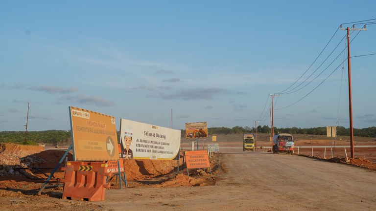 Tanda informasi lokasi bandar udara di IKN yang sedang dibangun di Penajam Paser Utara, Kalimantan Timur, pada 28 Juli 2024. [Muhibar Sobary Ardan/BenarNews]