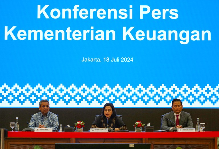 Menteri Keuangan, Sri Mulyani Indrawati (tengah) didampingi dengan  Wakil Menteri I Suahasil Nazara (kiri) dan Wakil Menteri Keuangan II Thomas Djiwandono (kanan) saat jumpa pers di Kementerian Keuangan, Jakarta, Kamis, 18 Juli 2024. [Eko Siswono Toyudho/BenarNews]