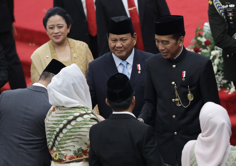 Presiden Joko Widodo (kanan) didampingi Menteri Pertahanan yang juga presiden terpilih masa bakti 2024-2029 Prabowo Subianto (tengah) dan Ketua DPR Puan Maharani berjabat tangan dengan sejumlah wakil rakyat sebelum menyampaikan pidato Pidato Kenegaraan dalam rangka HUT Ke-79 Kemerdekaan Republik Indonesia dalam Sidang Tahunan MPR di Gedung Nusantara, Kompleks Parlemen, Senayan, Jakarta, Jumat, 16 Agustus 2024. [Eko Siswono Toyudho/BenarNews]