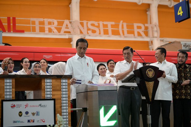 Jokowi resmikan LRT untuk tangkal kemacetan dan polusi di Jakarta Jokowi resmikan LRT untuk tangkal kemacetan dan polusi di Jakarta