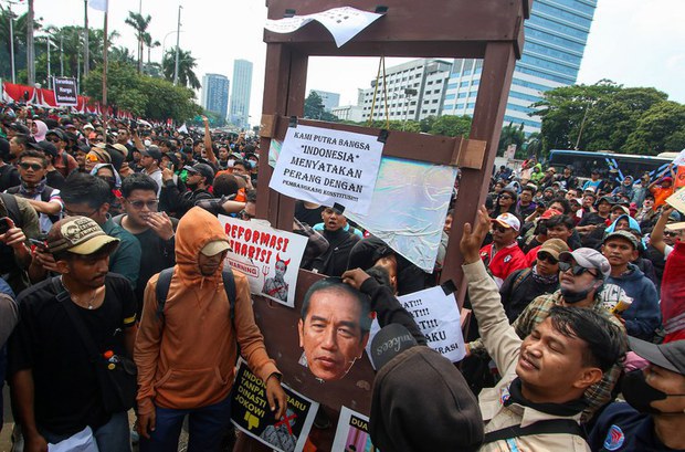 Pengunjuk rasa menunjukkan guillotine dan poster-poster yang mengkritik Presiden Joko "Jokowi" Widodo di luar gedung DPR di Jakarta, 22 Agustus 2024. [Eko Siswono Toyudho/BenarNews]