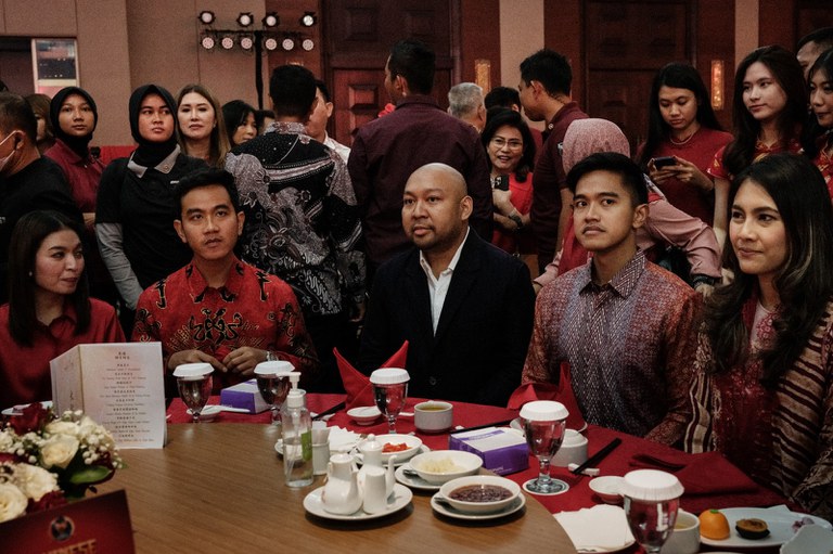 Wakil presiden terpilih dan putra sulung Presiden Joko "Jokowi" Widodo, Gibran Rakabuming Raka (kedua dari kiri), istrinya Selvi Ananda (kiri), Kaesang Pangarep (kedua dari kanan), putra bungsu presiden sekaligus Ketua Umum Partai Solidaritas Indonesia (PSI), istrinya Erina Gudono (kanan), dan Didit Hediprasetyo (tengah), perancang busana dan putra tunggal presiden terpilih Prabowo Subianto, menghadiri acara perayaan Tahun Baru Imlek di Jakarta, 11 Februari 2024. [Yasuyoshi Chiba/BenarNews]
