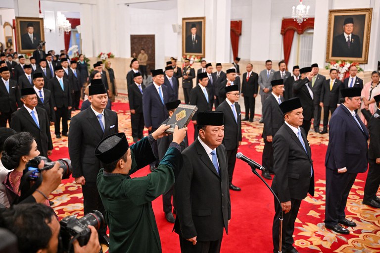 Anggota Kabinet Merah Putih Presiden Prabowo Subianto saat pengambilan sumpah dalam upacara pelantikan di Istana Kepresidenan di Jakarta, 21 Oktober 2024. [Bay Ismoyo/AFP]