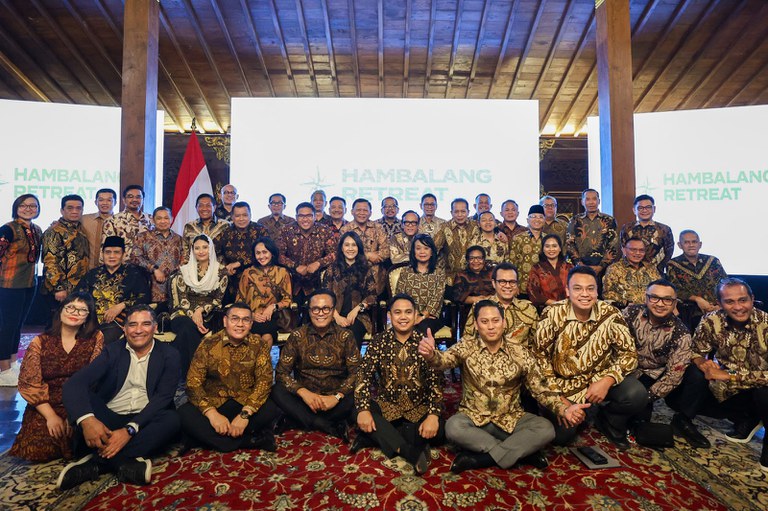 Foto yang diambil pada 17 Oktober 2024 dan dirilis oleh Partai Gerindra ini memperlihatkan calon wakil menteri kabinet presiden terpilih Prabowo Subianto berpose bersama setelah mengikuti pengarahan di kediaman Prabowo di Hambalang, Jawa Barat. [Partai Gerindra/AFP]