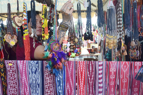 Fransiska Mening menata aneka aksesoris khas Dayak di Lanjak, Kabupaten Kapuas Hulu, Kalimantan Barat, 28 Oktober 2017. (Severianus Endi/BeritaBenar)