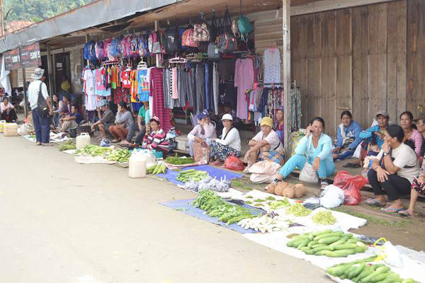 Sejumlah warga menggelar dagangan di Pasar Lanjak, Kabupaten Kapuas Hulu, Kalimantan Barat, 28 Oktober 2017. (Severianus Endi/BeritaBenar)  