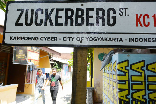   Dua warga melintasi Jalan Zuckerberg di Kampung Cyber, Yogyakarta, 26 Desember 2017. (Kusumasari Ayuningtyas/BeritaBenar)