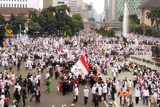 Sejumlah kelompok Islam melakukan aksi unjuk rasa menentang pernyataan yang dibuat oleh Gubernur Jakarta saat itu, Basuki “Ahok” Tjahaja Purnama, yang dinilai menista agama Islam, di Jakarta Pusat, 4 November 2016. [Tria Dianti/BenarNews]