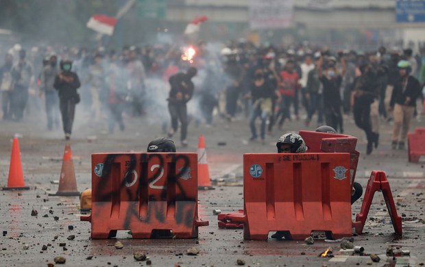 Protes UU Cipta Kerja Lewat Twitter, Aktivis Buruh Dihukum 10 Bulan Penjara Protes UU Cipta Kerja Lewat Twitter, Aktivis Buruh Dihukum 10 Bulan Penjara
