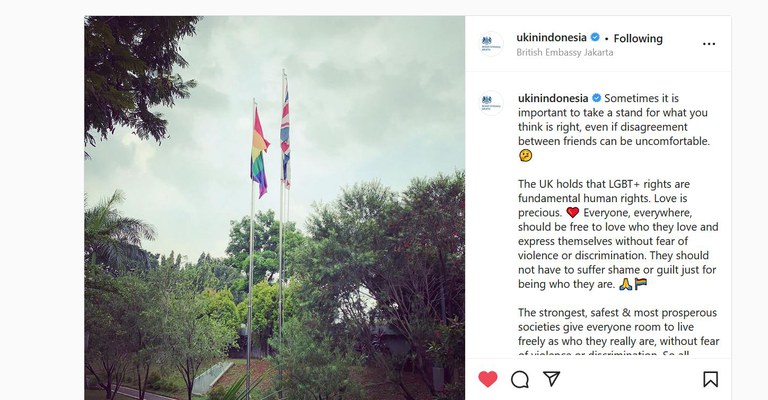 Foto bendera lambang dukungan pada LGBT dikibarkan disamping bendera Inggris dalam rangka memperingati Hari Melawan Homofobia di Kedutaan Besar Inggris di Jakarta, 17 Mei 2022. [Akun Instagram British Embassy Jakarta, @ukinindonesia]