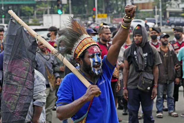 Aparat keamanan Indonesia diduga lakukan kekerasan terhadap desa-desa di Papua Aparat keamanan Indonesia diduga lakukan kekerasan terhadap desa-desa di Papua