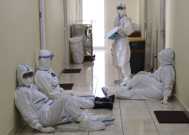 Sejumlah dokter beristirahat setelah merawat pasien COVID-19 di Rumah Sakit Umum Dr. Suyoto di Jakarta, 29 Juli 2021. [Tatan Syuflana/AP]