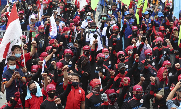 Para pekerja turun ke jalan dalam sebuah unjuk rasa di Jakarta mengecam Undang-Undang Cipta Kerja yang menurut para aktivis dan pakar perburuhan bertujuan untuk memicu investasi di Indonesia dengan menggadaikan hak-hak buruh dan perlindungan lingkungan. [Achmad Ibrahim/AP]