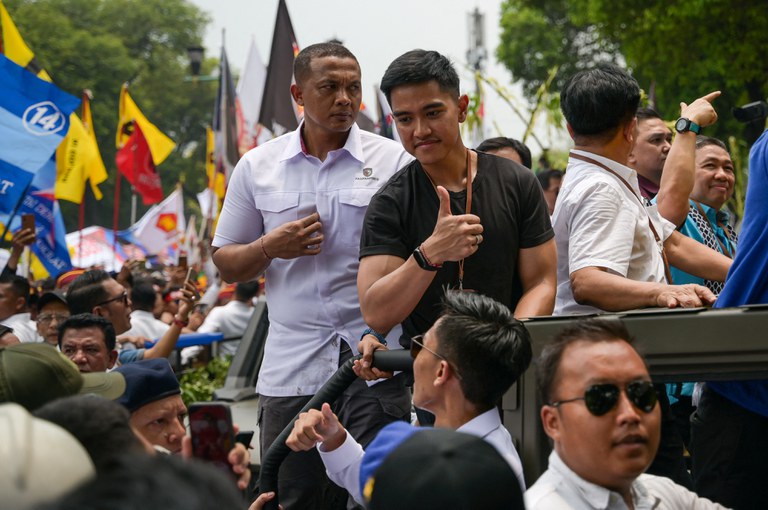 Ketua Partai Solidaritas Indonesia, Kaesang Pangarep (berbaju hitam), yang juga putra Presiden Joko Widodo, menyapa para pendukungnya saat mendampingi kakaknya, Gibran Rakabuming Raka, mendaftar sebagai calon wakil presiden di Komisi Pemilihan Umum di Jakarta pada 25 Oktober 2023. [Bay Ismoyo/AFP]