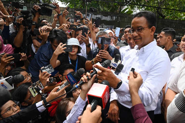Calon presiden Anies Baswedan menyampaikan pernyataan kepada media setelah hasil hitung cepat pemilihan umum, di Jakarta, 14 Februari 2024. [Antara Foto/Aditya Pradana Putra via Reuters]