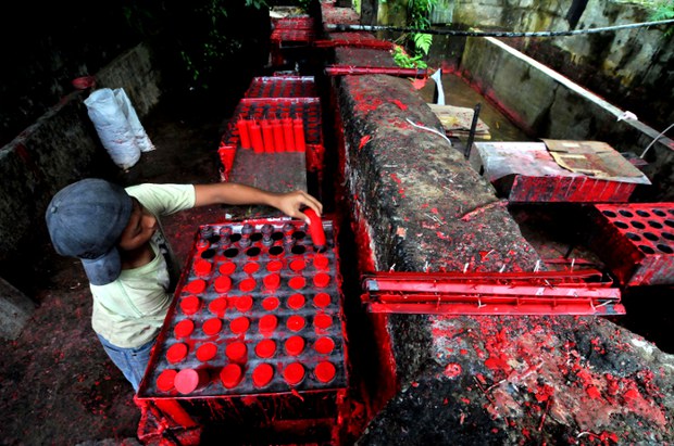 Seorang pekerja pembuat lilin tradisional untuk mempersiapkan Imlek (Tahun baru Cina) tanggal 6 Februari, 2015, di Bogor, Jawa Barat. Seorang pekerja pembuat lilin tradisional untuk mempersiapkan Imlek (Tahun baru Cina) tanggal 6 Februari, 2015, di Bogor, Jawa Barat.