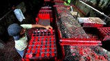 Seorang pekerja pembuat lilin tradisional untuk mempersiapkan Imlek (Tahun baru Cina) tanggal 6 Februari, 2015, di Bogor, Jawa Barat.