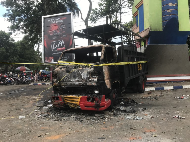 Dalam foto tertanggal 2 Oktober 2022 ini, tampak sebuah mobil polisi dibakar suporter Arema FC Malang di Stadion Kanjuruhan Malang, Jawa Timur, usai kekalahan tim mereka dalam pertandingan melawan Tim Persebaya Surabaya pada malam sebelumnya. [Eko Widianto/BenarNews]