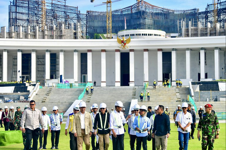 Foto selebaran yang diambil dan dirilis pada 5 Juni 2024 oleh Istana Kepresidenan Indonesia ini menunjukkan Presiden Joko "Jokowi" Widodo (tengah) memeriksa lokasi yang akan digunakan untuk perayaan Hari Kemerdekaan Indonesia ke-79 pada 17 Agustus tahun ini di Ibu Kota Nusantara di Penajam Paser Utara, Kalimantan Timur. [Istana Kepresidenan/AFP]
