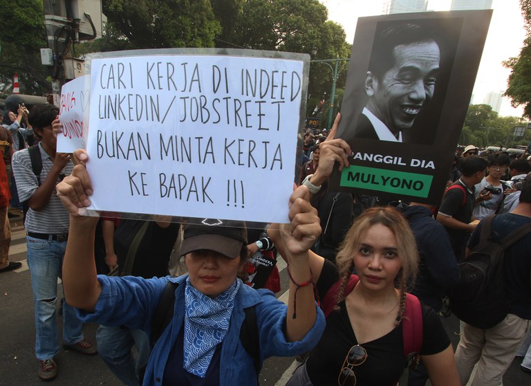 Beberapa poster yang dibawa para pengunjuk rasa ketika berdemonstrasi di depan kantor Komisi Pemilihan Umum (KPU) Pusat, Jakarta, pada Jumat, 23 Agustus 2024, dalam rangka mengawal keputusan Mahkamah Konstitusi terkait Undang-Undang Pilkada dan juga mengkritisi Presiden Joko "Jokowi" Widodo yang dinilai ingin tetap berkuasa dengan membangun dinasti politiknya. [Eko Siswono Toyudho/BenarNews]