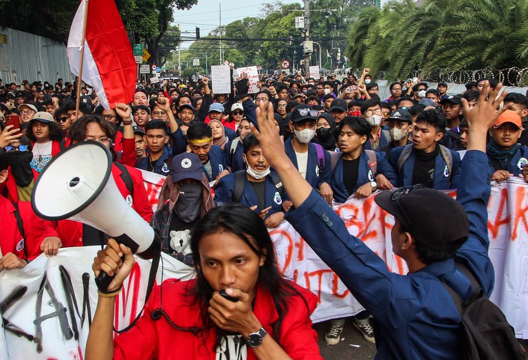 Massa dari masyarakat sipil dan mahasiswa berunjuk rasa di halaman kantor Komisi Pemilihan Umum (KPU) Pusat, Jakarta, pada Jumat, 23 Agustus 2024, sehari setelah unjuk rasa besar-besaran di berbagai daerah di Indonesia memprotes  upaya DPR mementahkan keputusan Mahkamah Konstitusi terkait Undang-Undang Pilkada. [Eko Siswono Toyudho/BenarNews]