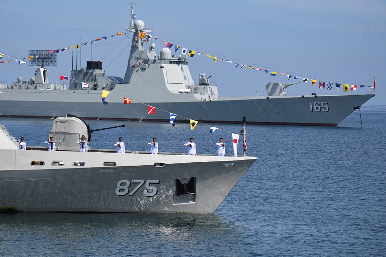Prajurit TNI AL berdiri di geladak kapal KRI Bawal-875 saat Tinjauan Armada Internasional yang merupakan bagian dari acara Multilateral Naval Exercise Komodo 2023 di Laut Makassar, Sulawesi Selatan, 5 Juni 2023. [Antara Foto/M Risyal Hidayat/via Reuters]