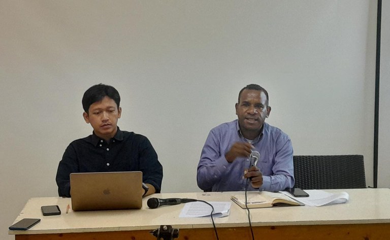 Wakil Koordinator KontraS Rivanlee Anandar (kiri) bersama Michael Himan, kuasa hukum keluarga dari empat korban pembunuhan di Papua oleh prajurit TNI, melangsungkan konferensi pers di Jakarta pada Jumat, 23 September 2022. [Pizaro Gozali Idrus/BenarNews]
