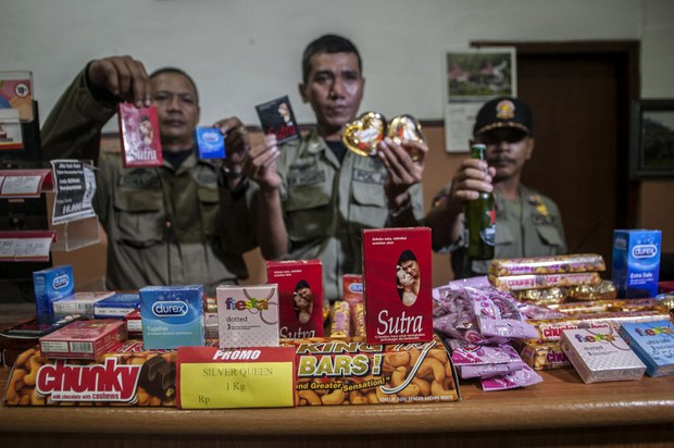 Langkah Jokowi teken aturan sediakan alat kontrasepsi bagi remaja tuai kontroversi Langkah Jokowi teken aturan sediakan alat kontrasepsi bagi remaja tuai kontroversi