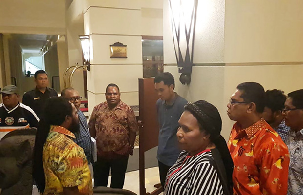 Sejumlah pejabat Papua mengelilingi penyidik KPK (tengah) saat terjadi insiden di Hotel Borobudur, Jakarta, 3 Februari 2019. (Dok. Humas Pemprov Papua)