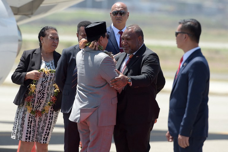 Menteri Pertahanan Indonesia dan presiden terpilih Prabowo Subianto (tengah kiri) diterima oleh Perdana Menteri Papua Nugini James Marape (tengah kanan) saat tiba di bandara internasional Port Moresby pada 21 Agustus 2024. [Andrew Kutan/AFP]