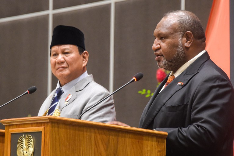 Menteri Pertahanan Indonesia dan presiden terpilih Prabowo Subianto (kiri) dan Perdana Menteri Papua Nugini James Marape mengadakan jumpa pers tanpa sesi tanya jawab di Port Moresby pada 21 Agustus 2024. [Andrew Kutan/AFP]