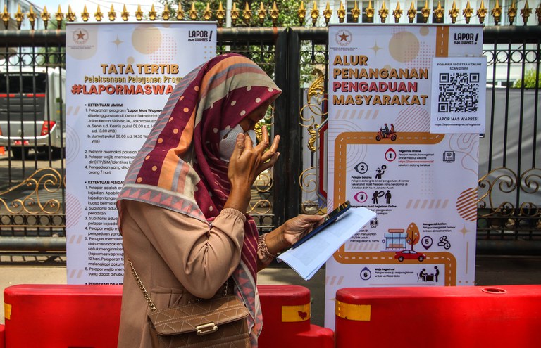 Seorang warga mencermati formulir daring “Lapor Mas Wapres” di Istana Wakil Presiden di Jakarta, 21 November 2024, layanan yang dibuka setiap Senin hingga Jumat pukul 08.00 hingga 14.00 WIB dengan kuota 50 orang per hari. [Eko Siswono Toyudho/BenarNews]