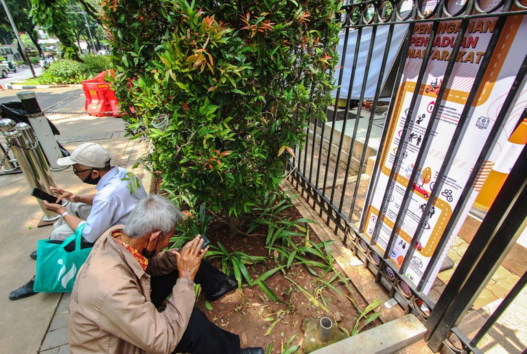 Warga mengisi formulir digital di depan pintu masuk layanan “Lapor Mas Wapres” di Istana Wakil Presiden di Jakarta, 21 November 2024. [Eko Siswono Toyudho/BenarNews]